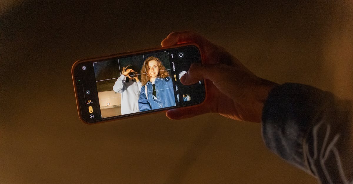 Halo-effect: waarom foto's je oordeel op dating apps verpesten